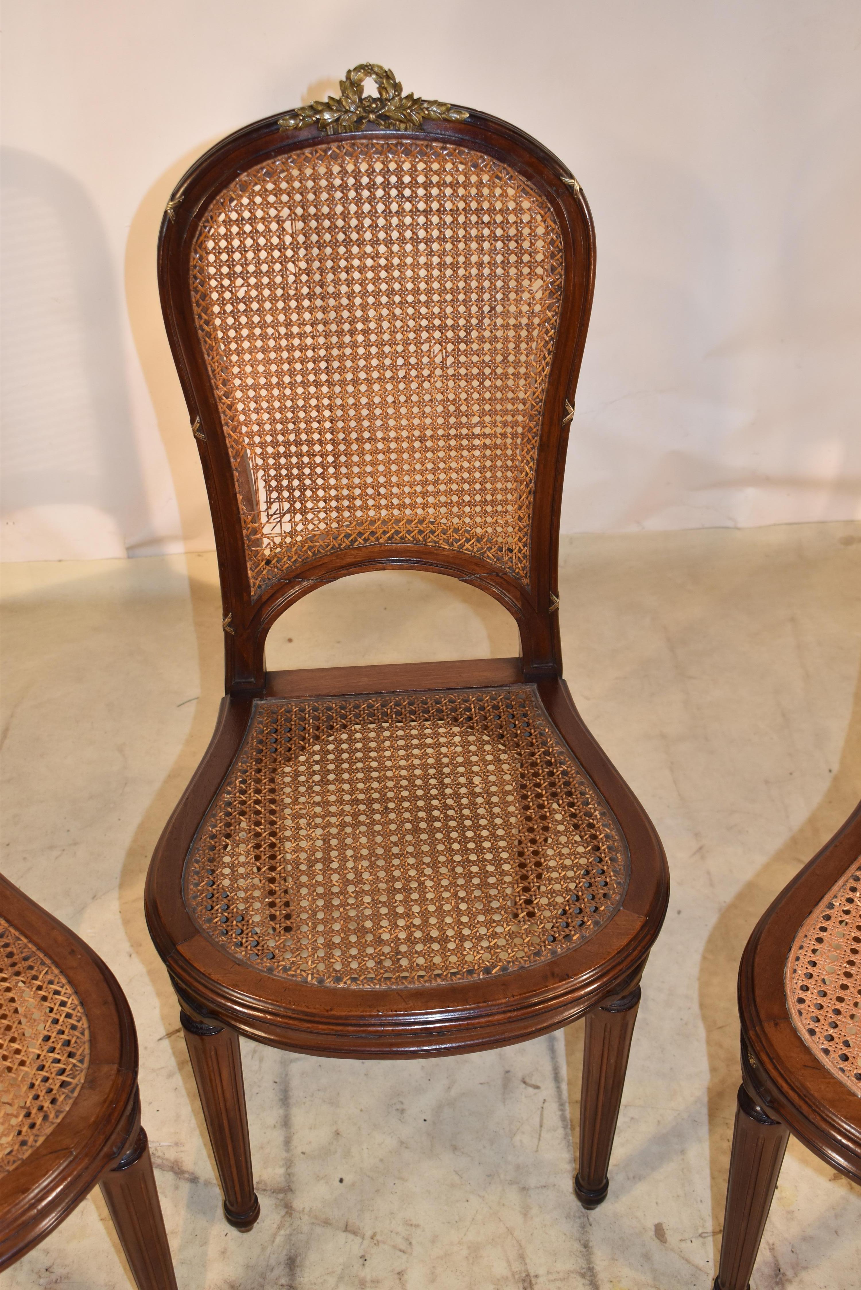 Circa 1900 Ensemble de cinq chaises d'appoint Louis XVI en noyer en vente 4