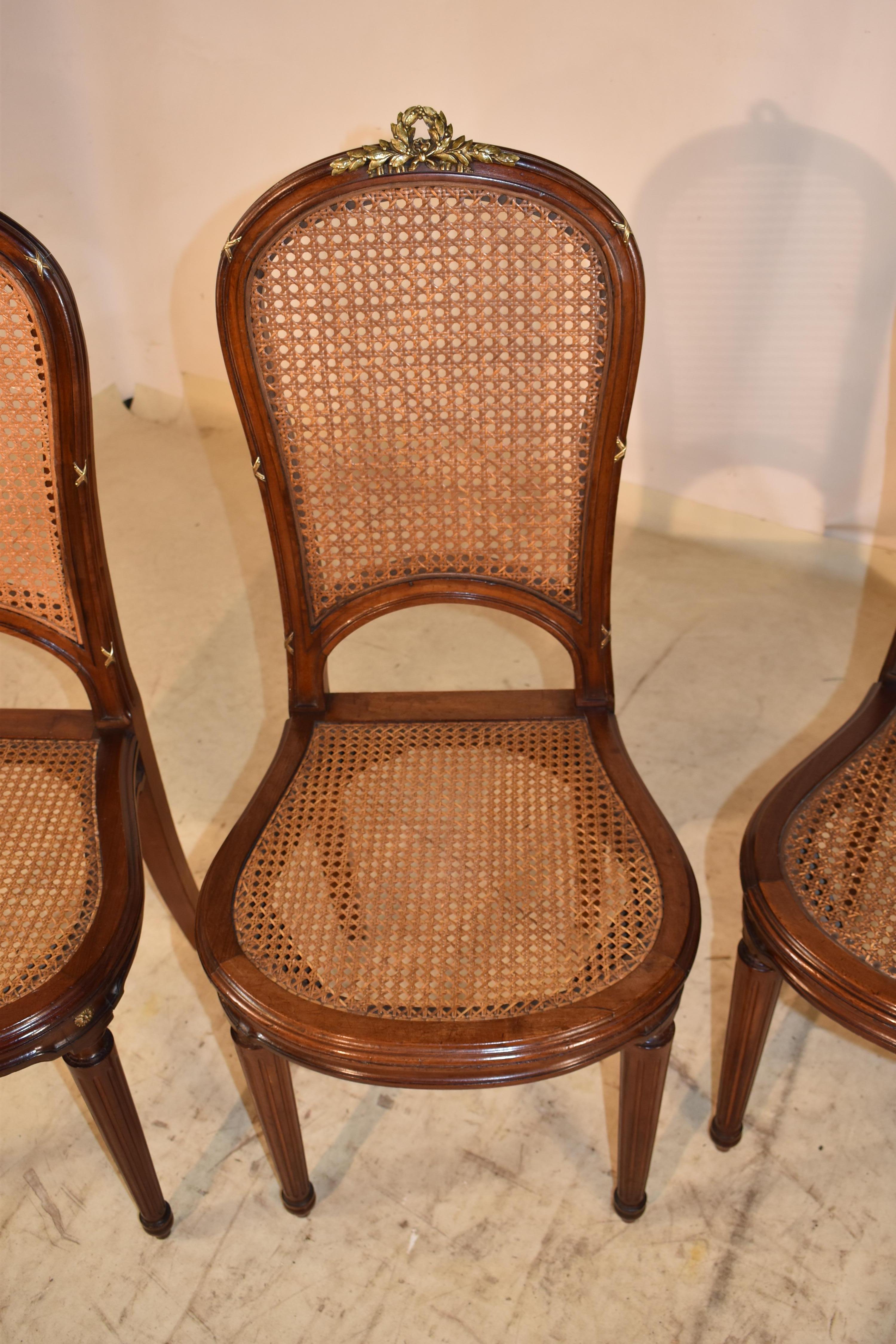 Circa 1900 Ensemble de cinq chaises d'appoint Louis XVI en noyer en vente 5