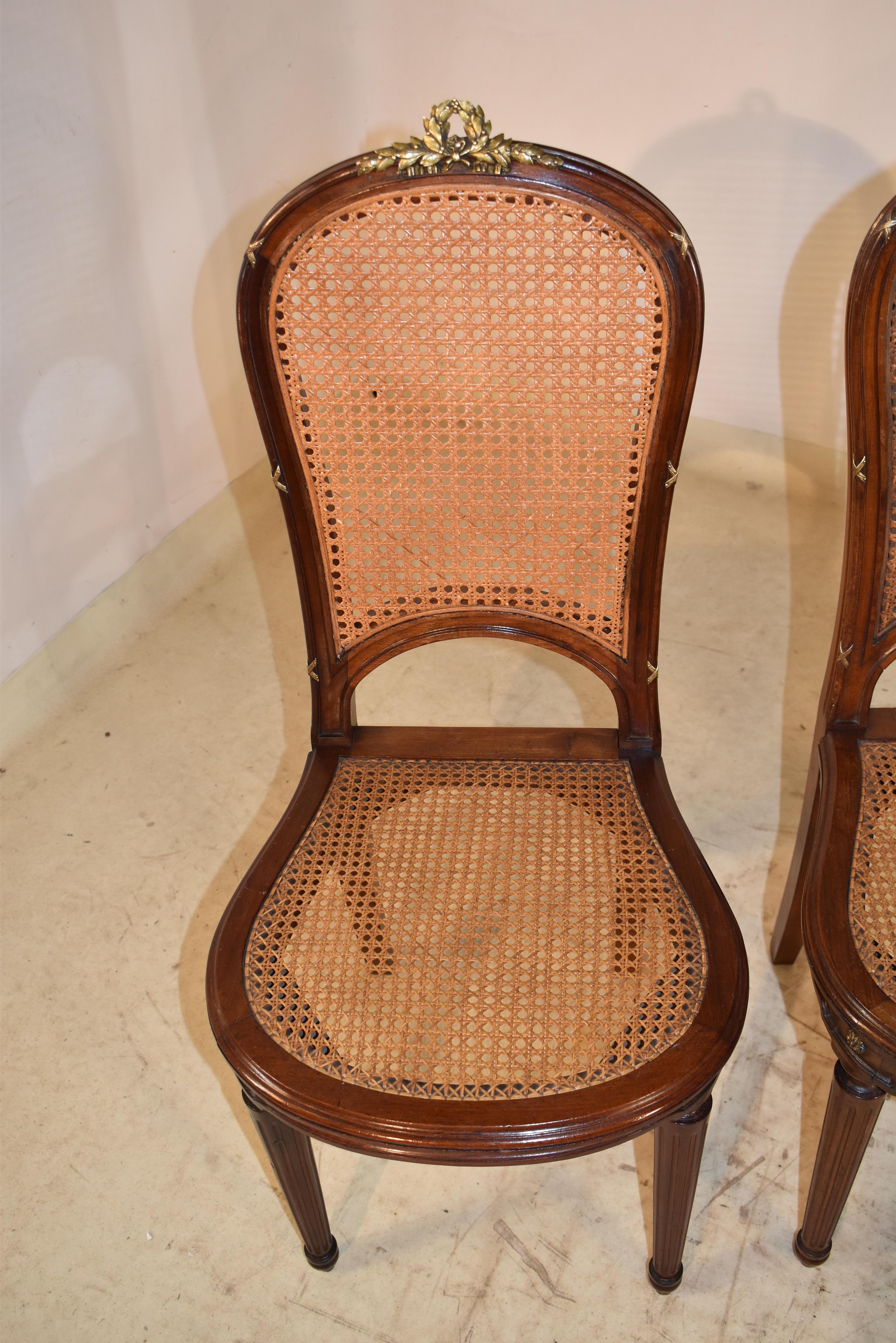 Circa 1900 Ensemble de cinq chaises d'appoint Louis XVI en noyer en vente 6