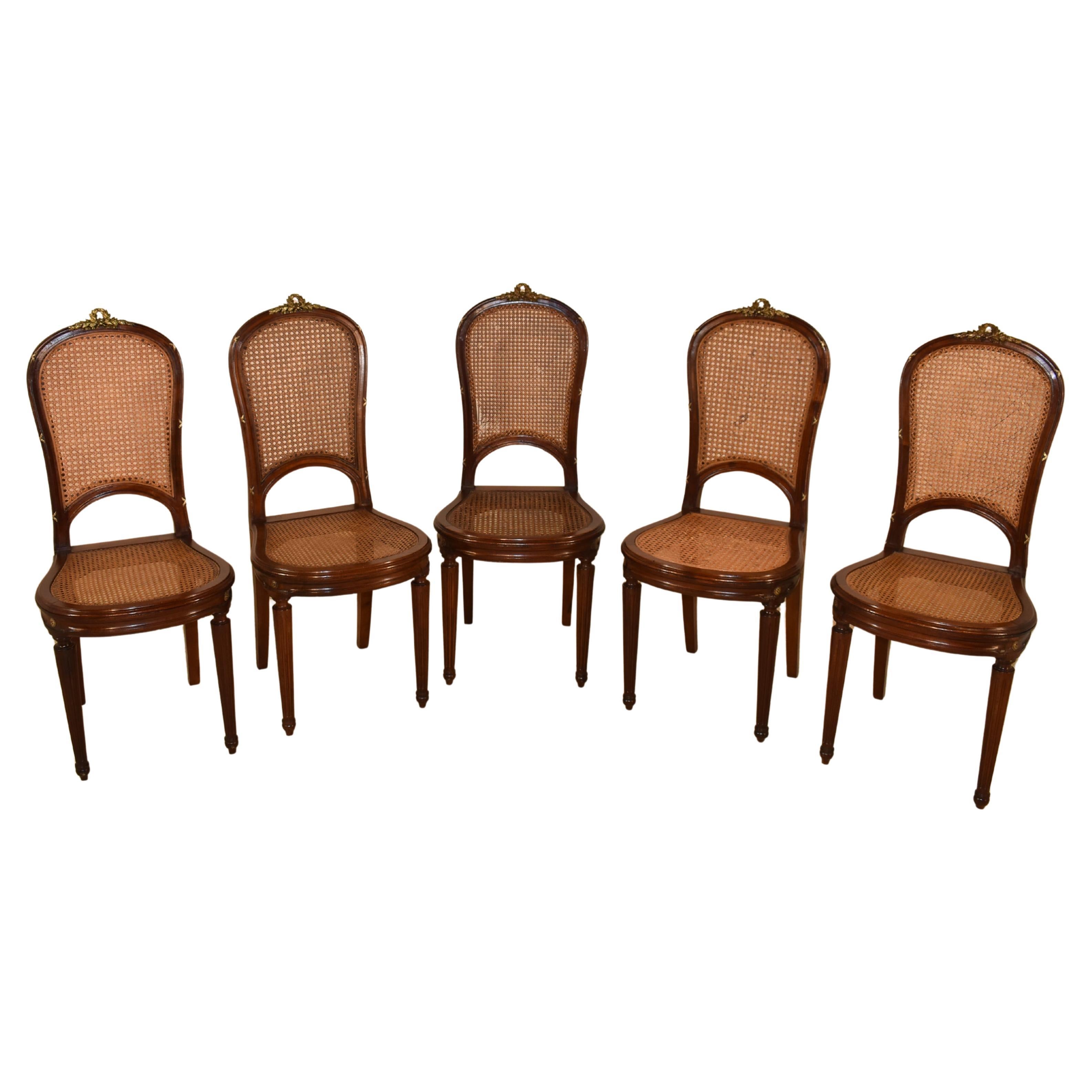 Circa 1900 Ensemble de cinq chaises d'appoint Louis XVI en noyer en vente