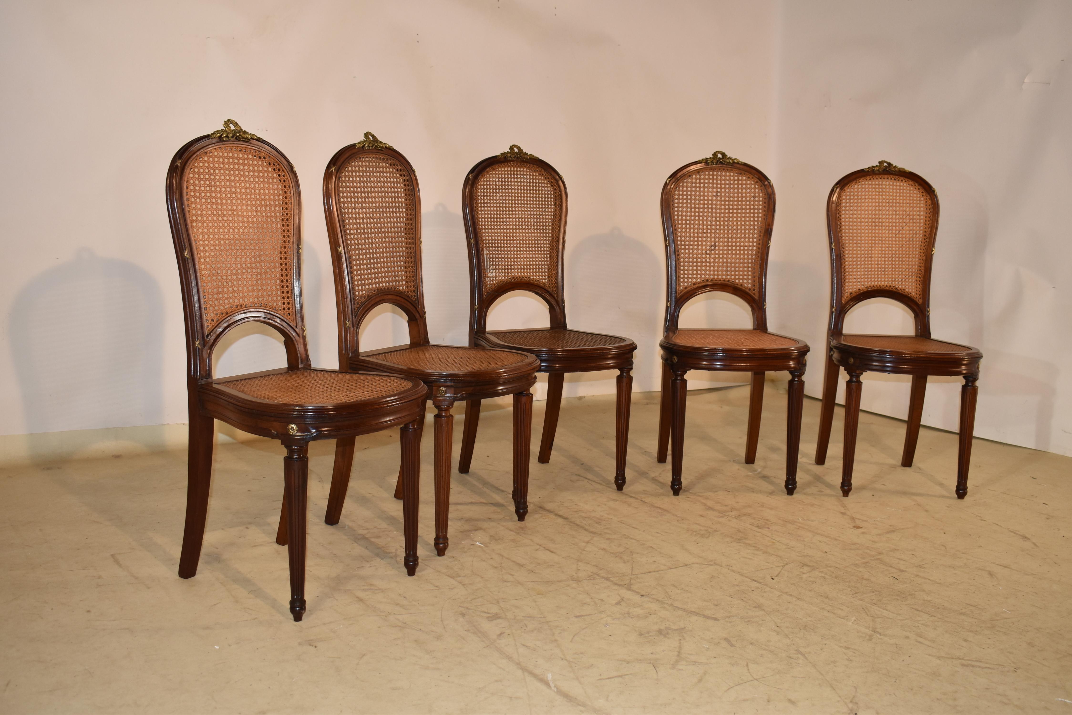 Français Circa 1900 Ensemble de cinq chaises d'appoint Louis XVI en noyer en vente