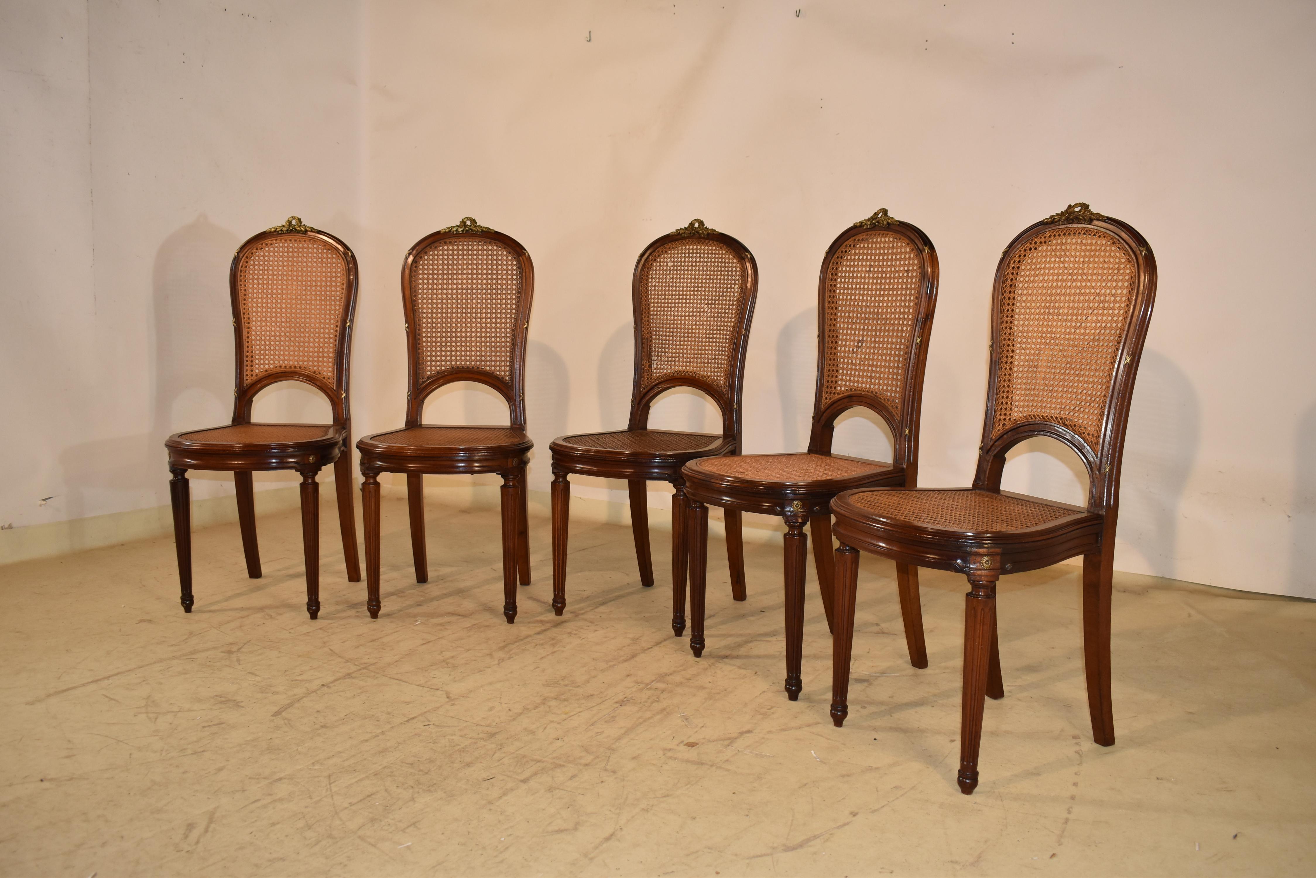 Circa 1900 Ensemble de cinq chaises d'appoint Louis XVI en noyer Bon état - En vente à High Point, NC