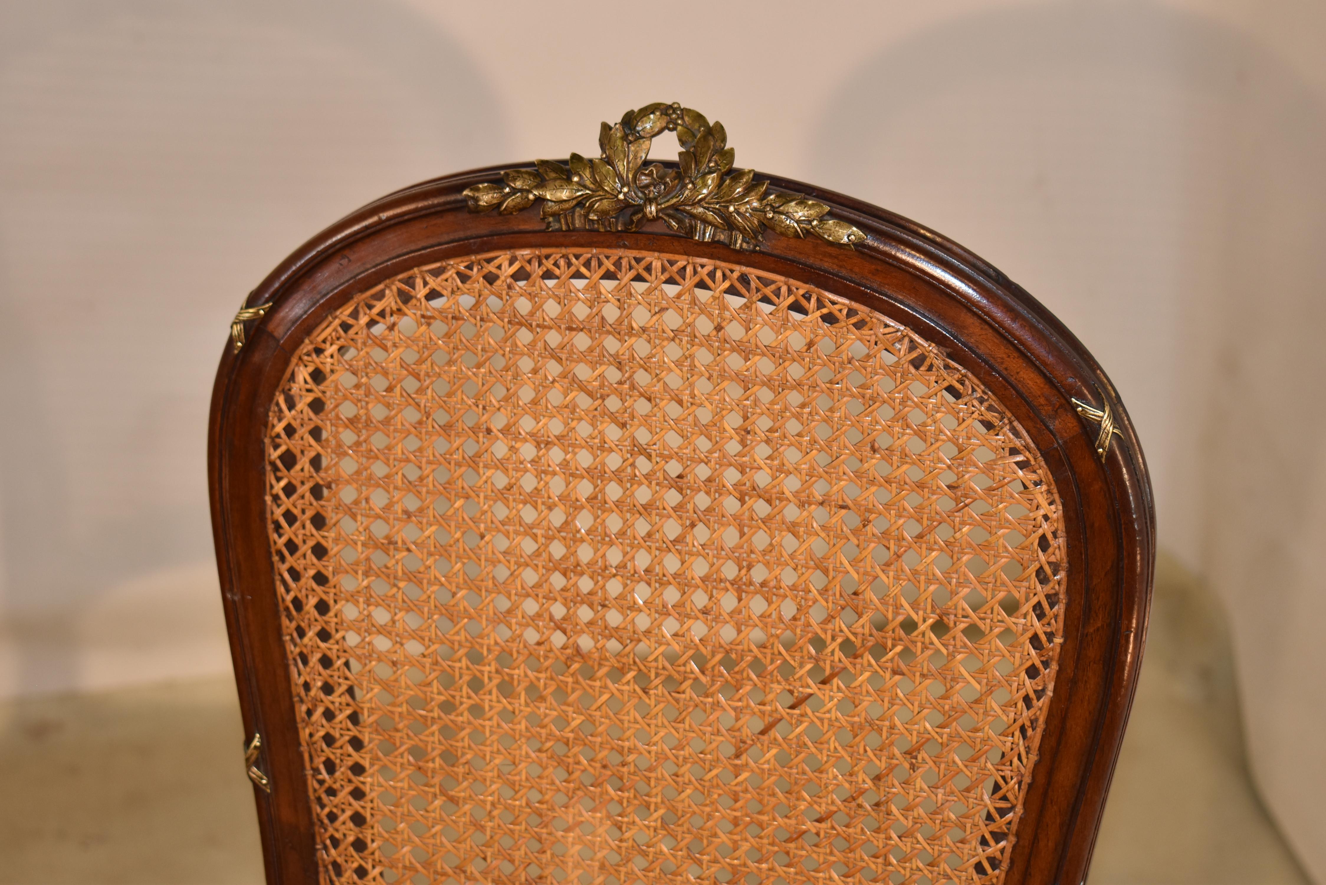 Laiton Circa 1900 Ensemble de cinq chaises d'appoint Louis XVI en noyer en vente