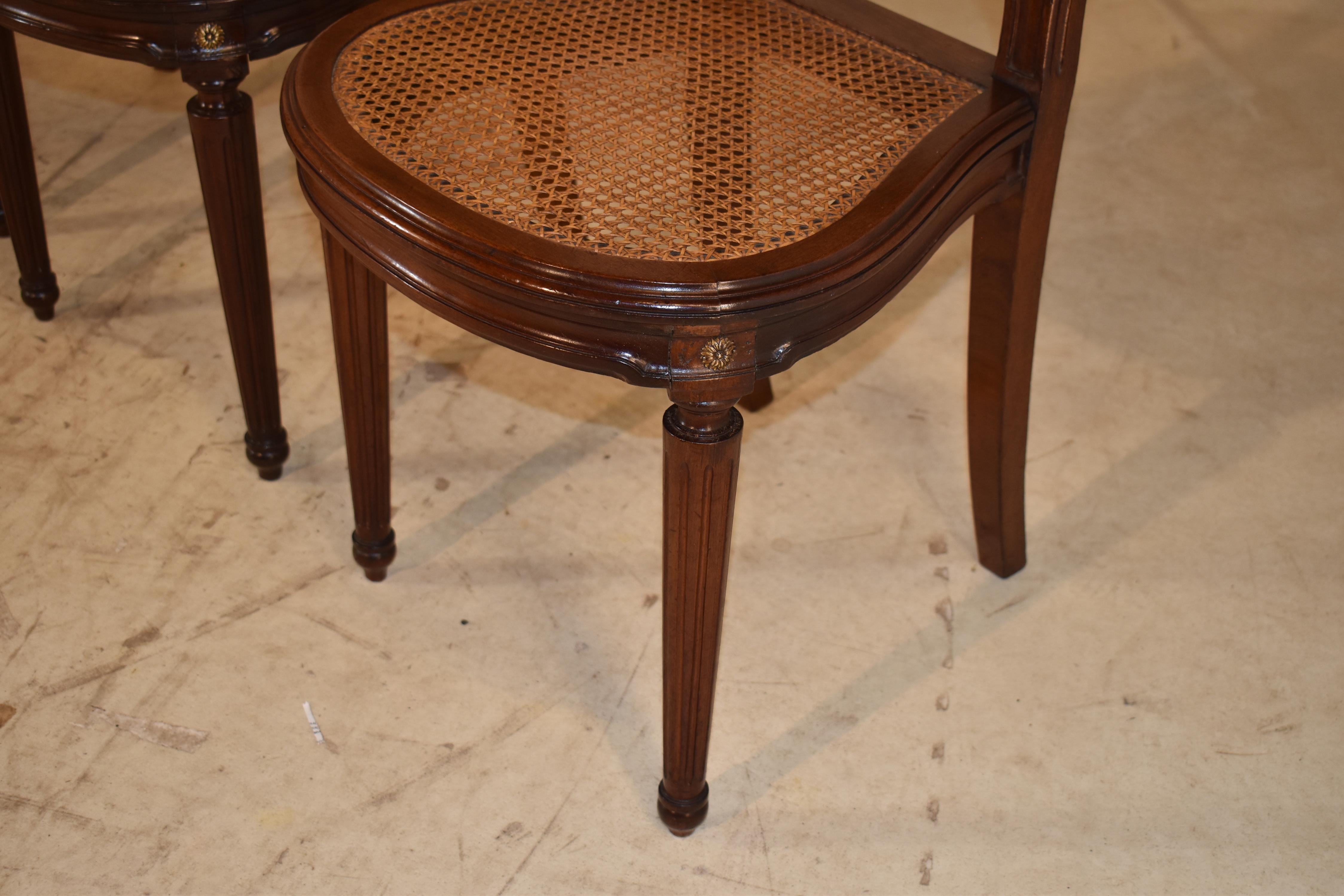 Début du 20ème siècle Circa 1900 Ensemble de cinq chaises d'appoint Louis XVI en noyer en vente