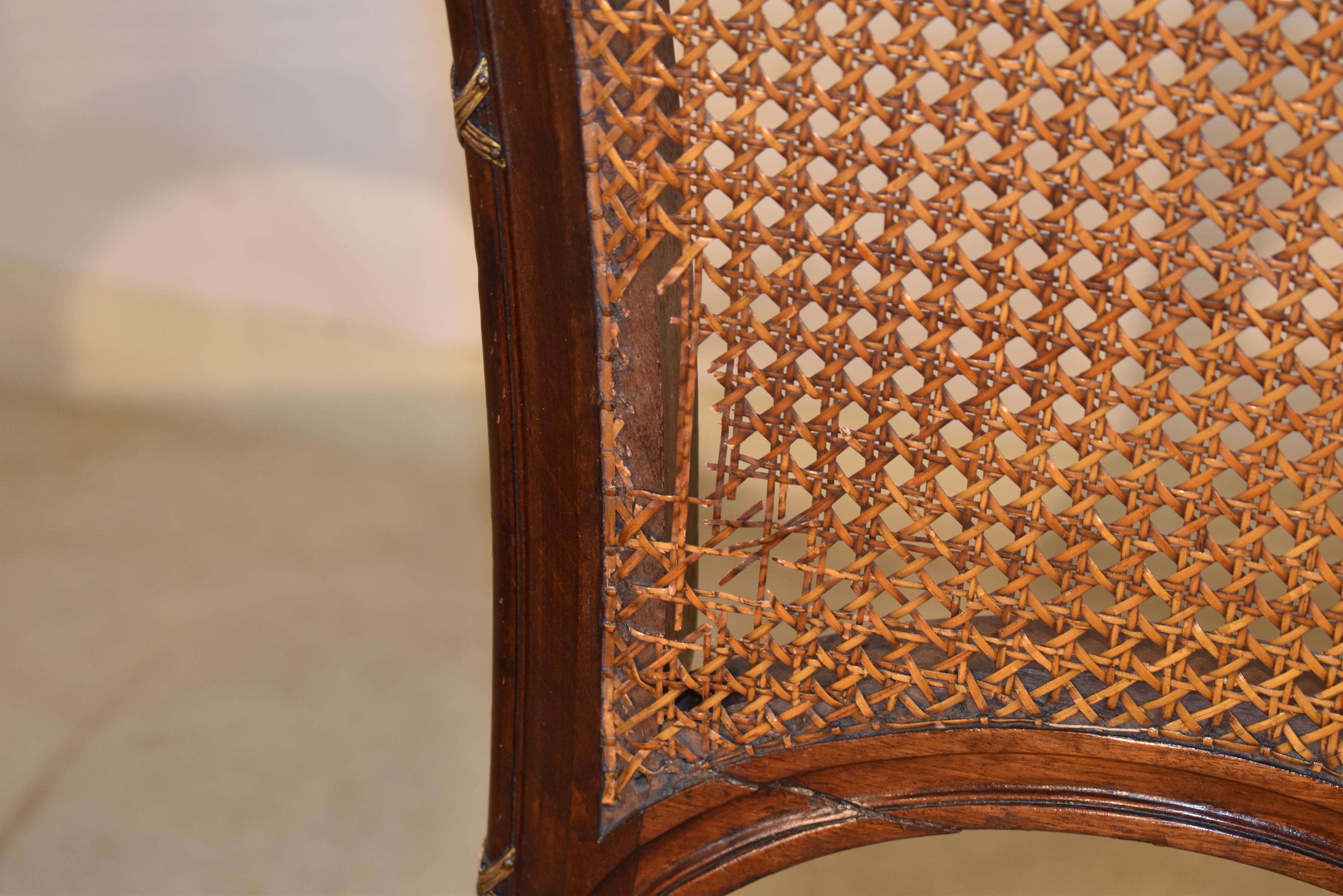 Circa 1900 Ensemble de cinq chaises d'appoint Louis XVI en noyer en vente 1