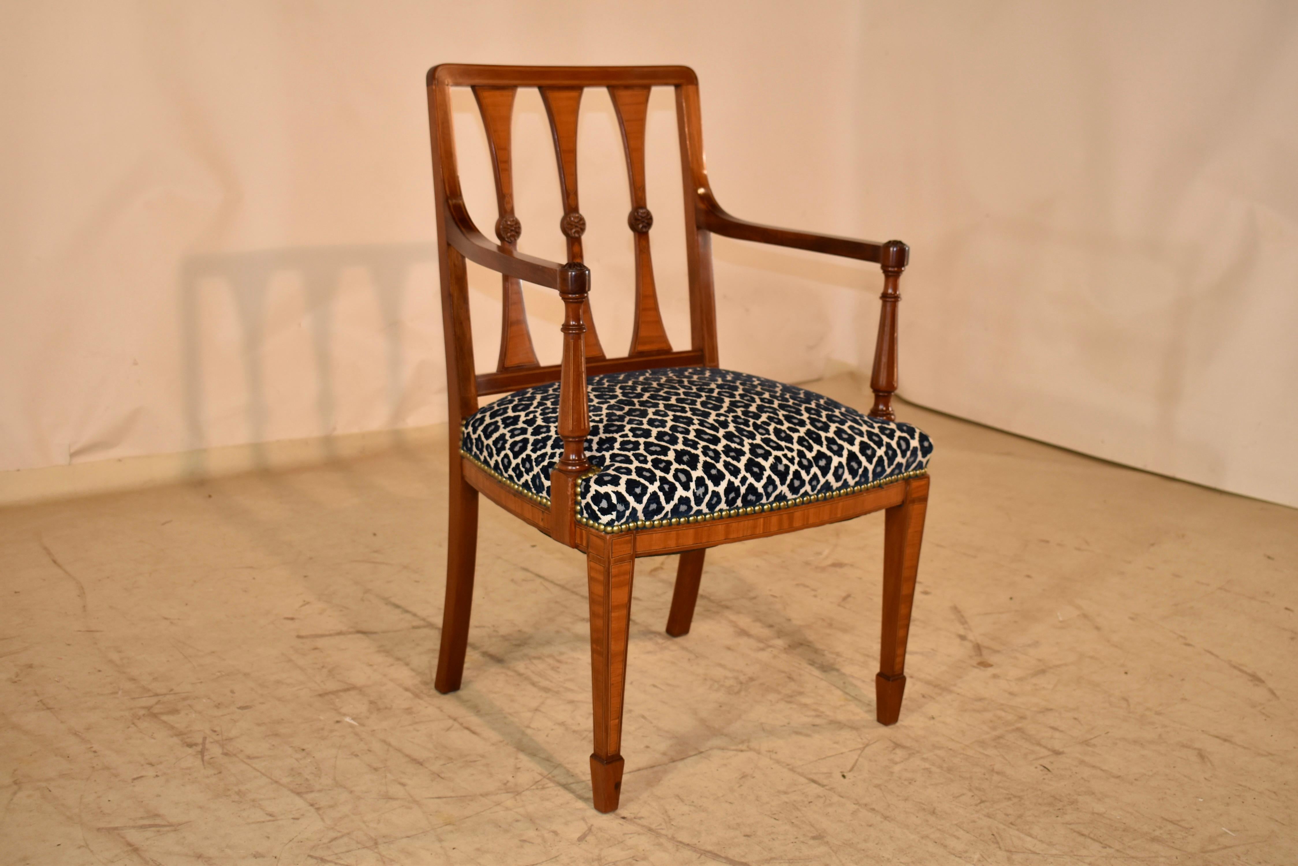 Circa 1940 Fauteuil à accoudoir de style Régence française en acajou.  Le cadre est magnifiquement construit en acajou et incrusté de bois de satin et d'ébène.  Les éclisses sont merveilleusement incrustées et présentent un losange central sculpté à