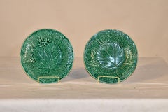 Coppia di piatti con motivi a foglia in maiolica del XIX secolo, provenienti dall’Inghilterra