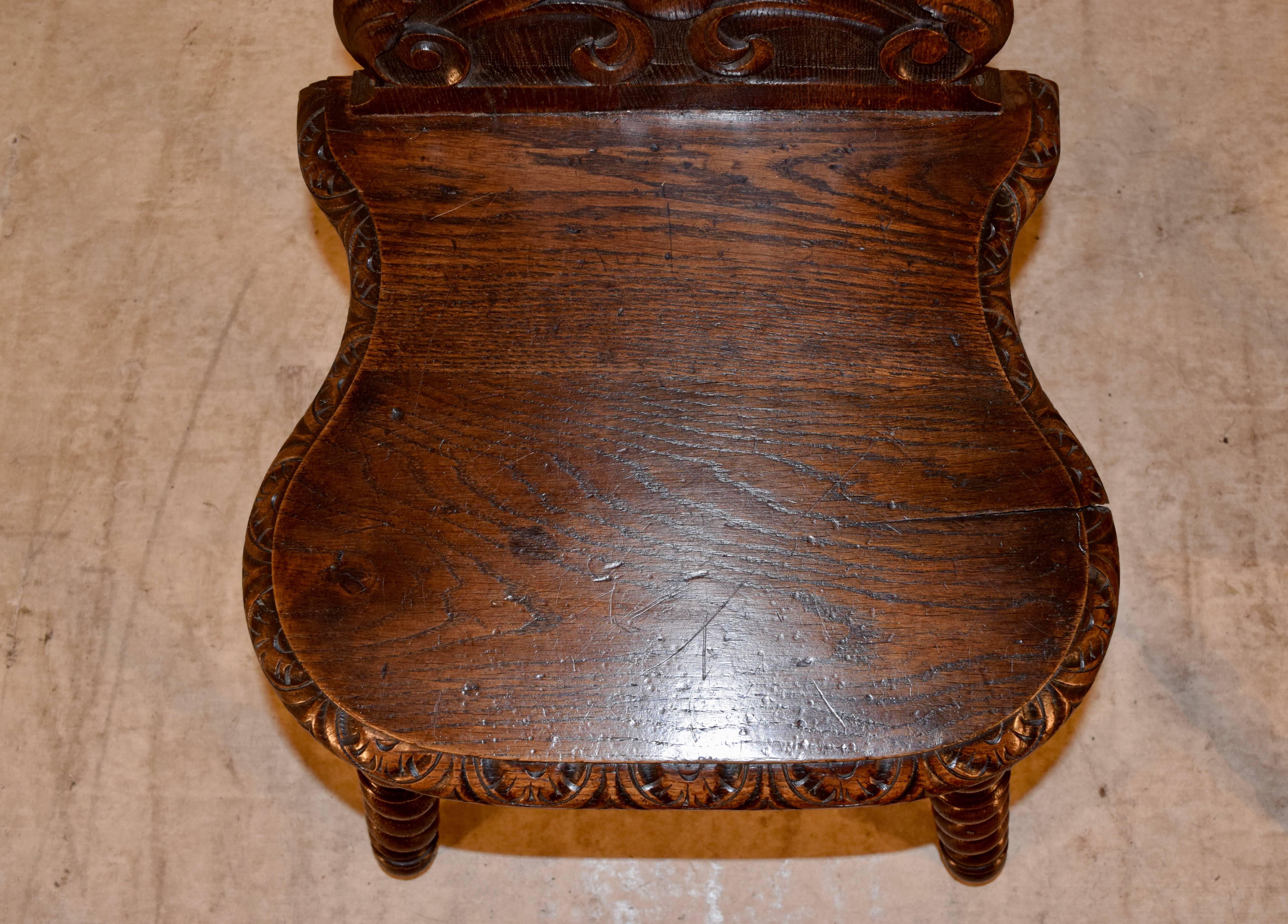 19th Century Pair of Carved Oak Hall Chairs In Excellent Condition In High Point, NC