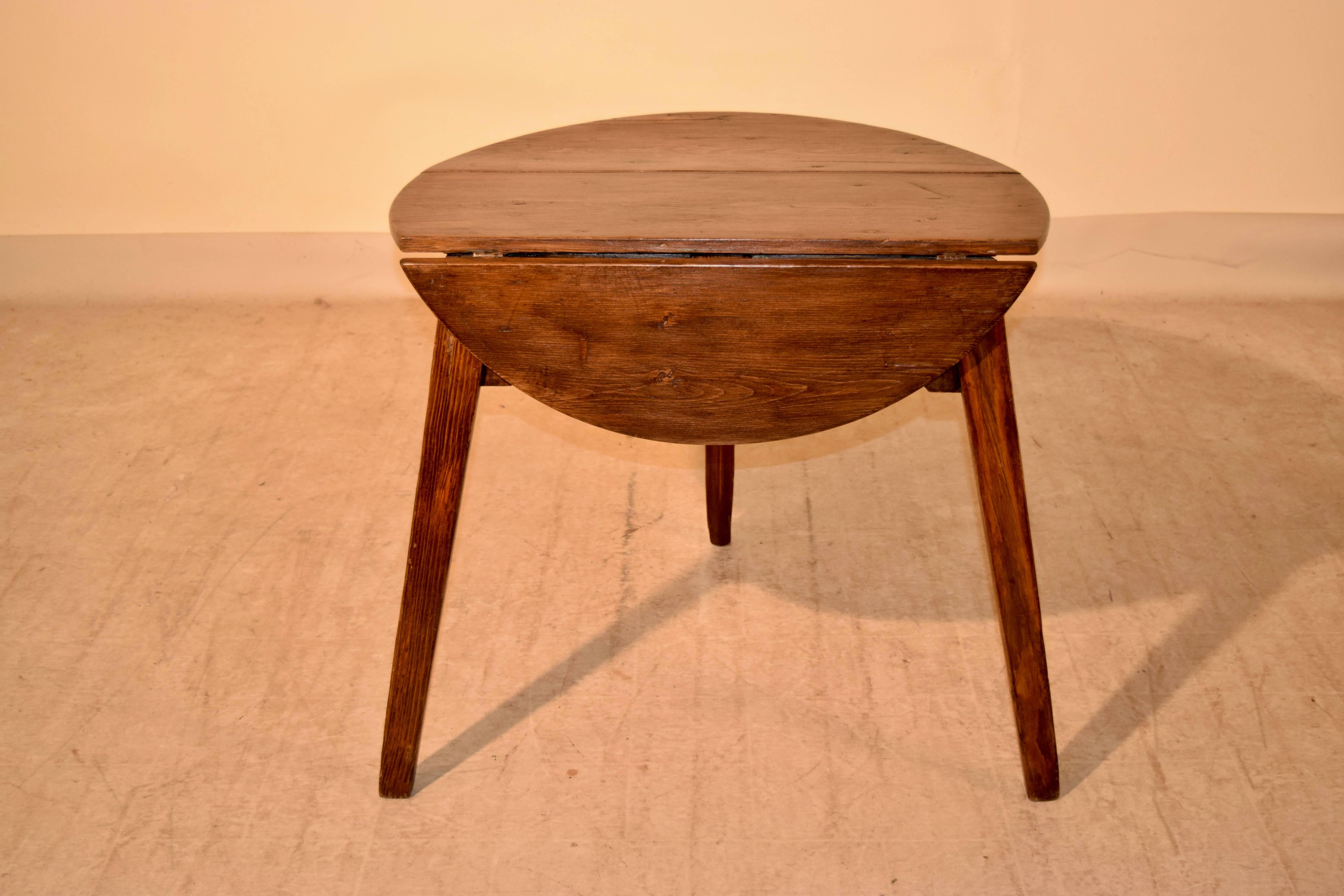 Pine Early 19th Century Drop-Leaf Cricket Table