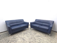 Ein Paar de Sede DS-360 Zweisitzer-Sofas aus blauem Leder