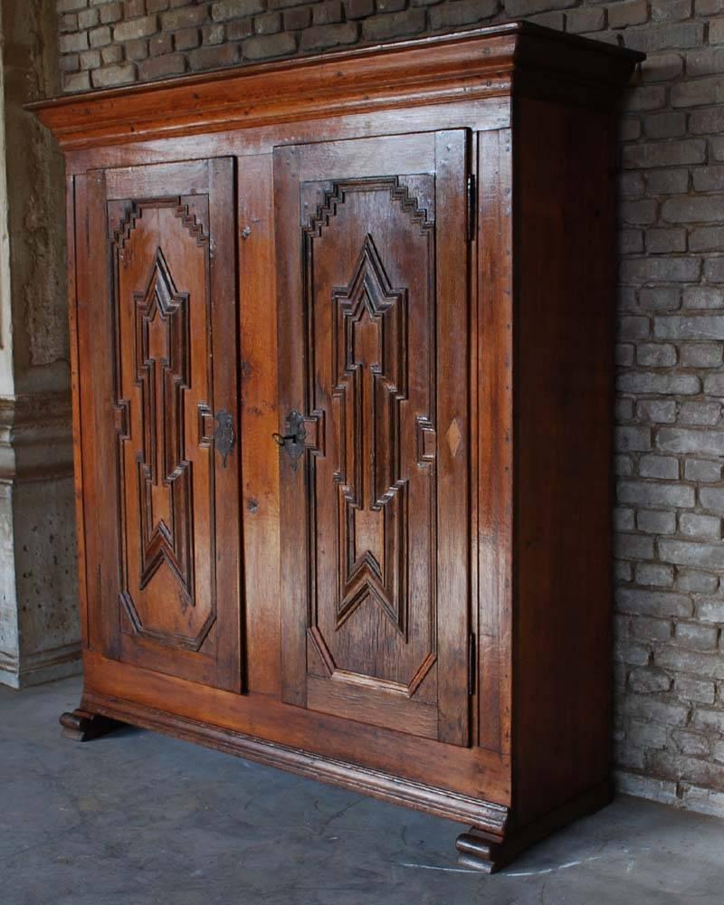 18th century cabinet made from oakwood.
Interior shelves are old but not original
Originates Germany, dating circa 1750.