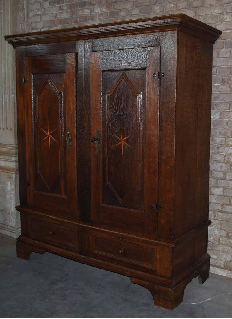 eichenholzschrank aus dem 19. Jahrhundert.
Dieser Schrank hat zwei Türen und zwei Schubladen.
Stammt aus Deutschland und ist um 1820 entstanden.