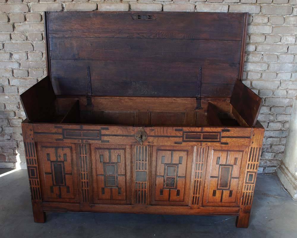 17th Century Dutch Oakwood Chest 2