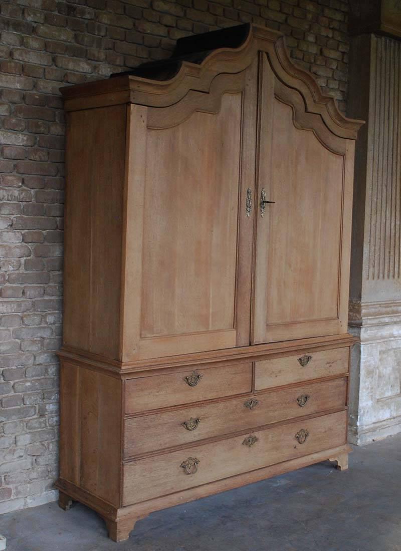 Stylish cabinet in solid oakwood.
Old wax layers were removed.
Bronze mounting.
Originates in the Netherlands, circa 1820.