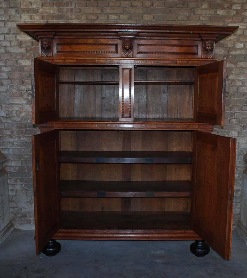 Néerlandais Meuble de rangement en bois de chêne néerlandais du XVIIe siècle en vente