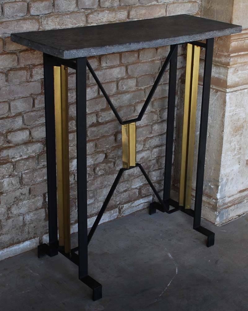 Sidetable in Art Deco style with solid bluestone top.
Blackened steel base with geomatric brass decoration.
Originates France, dating app. 1960.