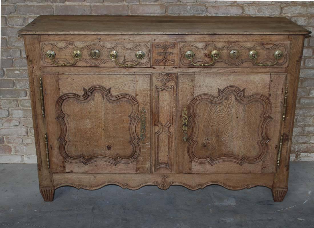 Beautiful French rural sideboard in Louis Quinze style.
It's exterior is made from the best French oakwood. The interior is in pitch pine.
Magnificent and authentic brass hardware.
It has been completely cleaned, showing a pure wood colour and