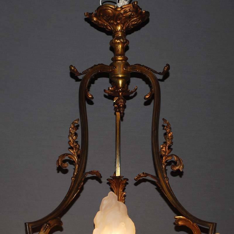 20th century chandelier with a brass frame and glass flowers.
This chandelier has seven lights
Originates France, dating circa 1920.