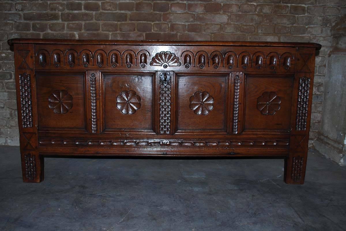 18th century Dutch chest made from Oakwood.
This chest is hand-carved and has an extra, small storing unit on the inside.
Original wrought iron hardware.
Originates Netherlands, dating circa 1780.