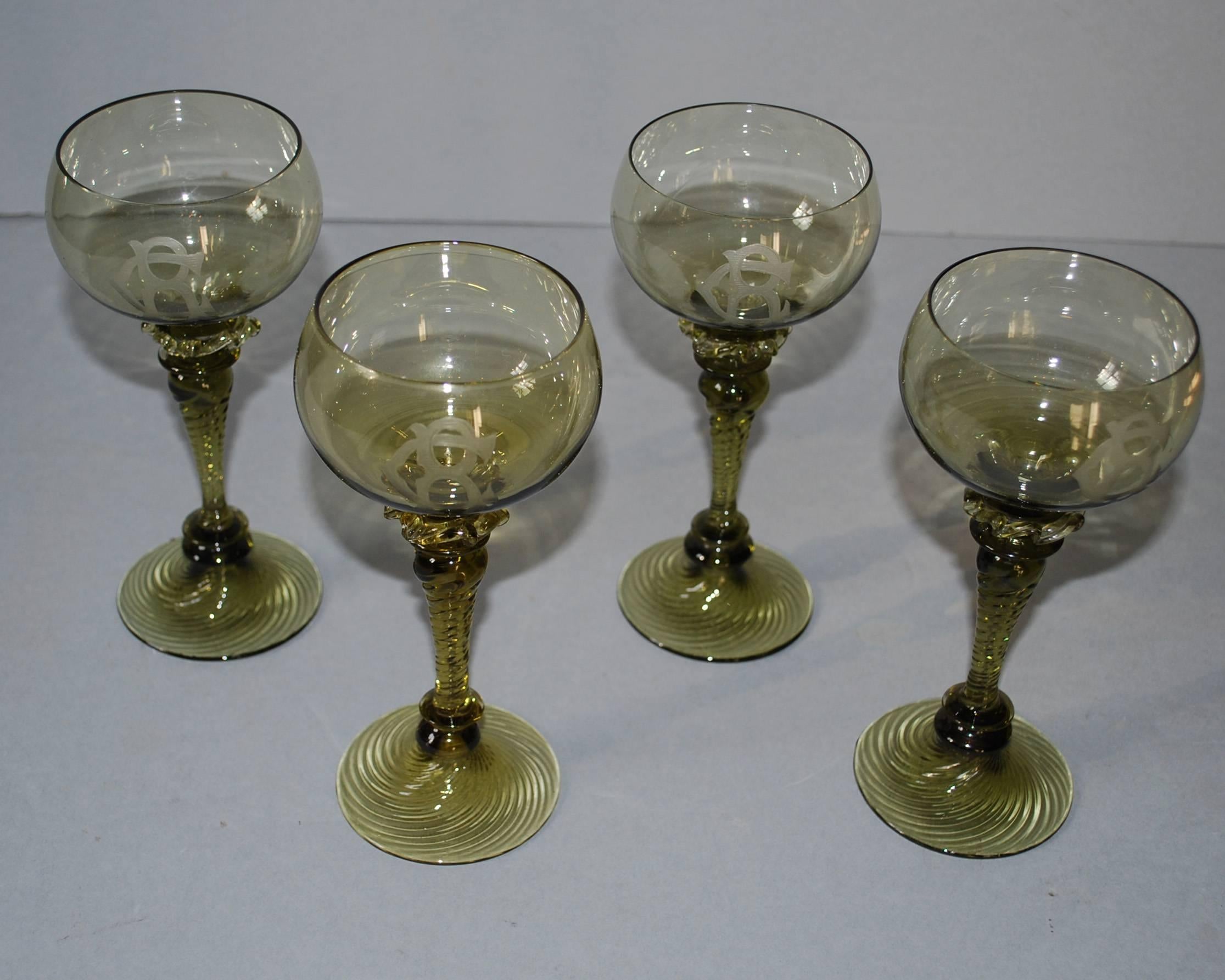 Lot of 4 engraved crystal roemer glasses.
Originates Germany, dating app. 1900
(shipping costs on request, depends on destination)