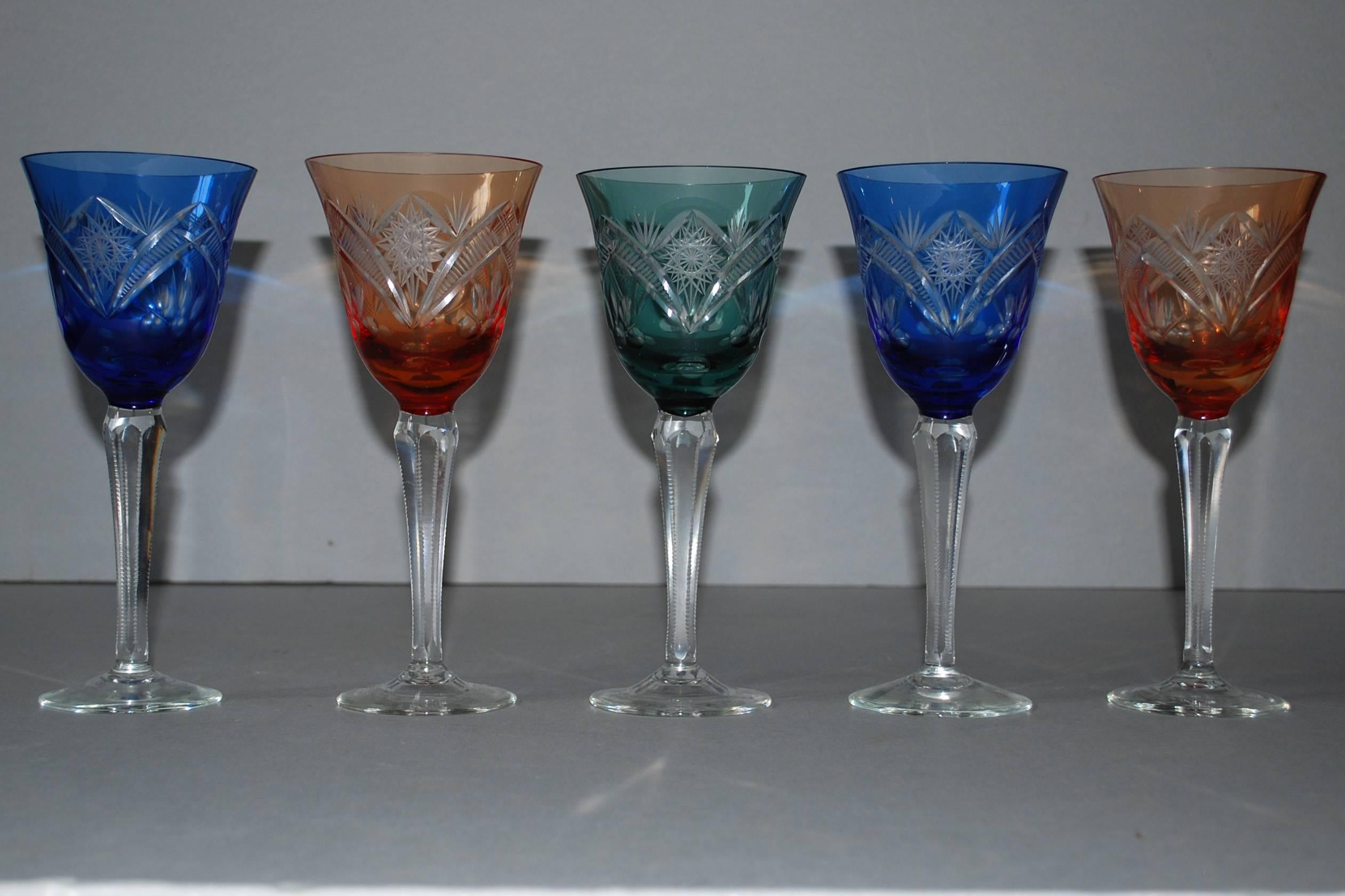 Lot of 5 coloured and polished crystal glasses.
Originates Bohemia, dating app. 1950
(shipping costs on request, depends on destination)