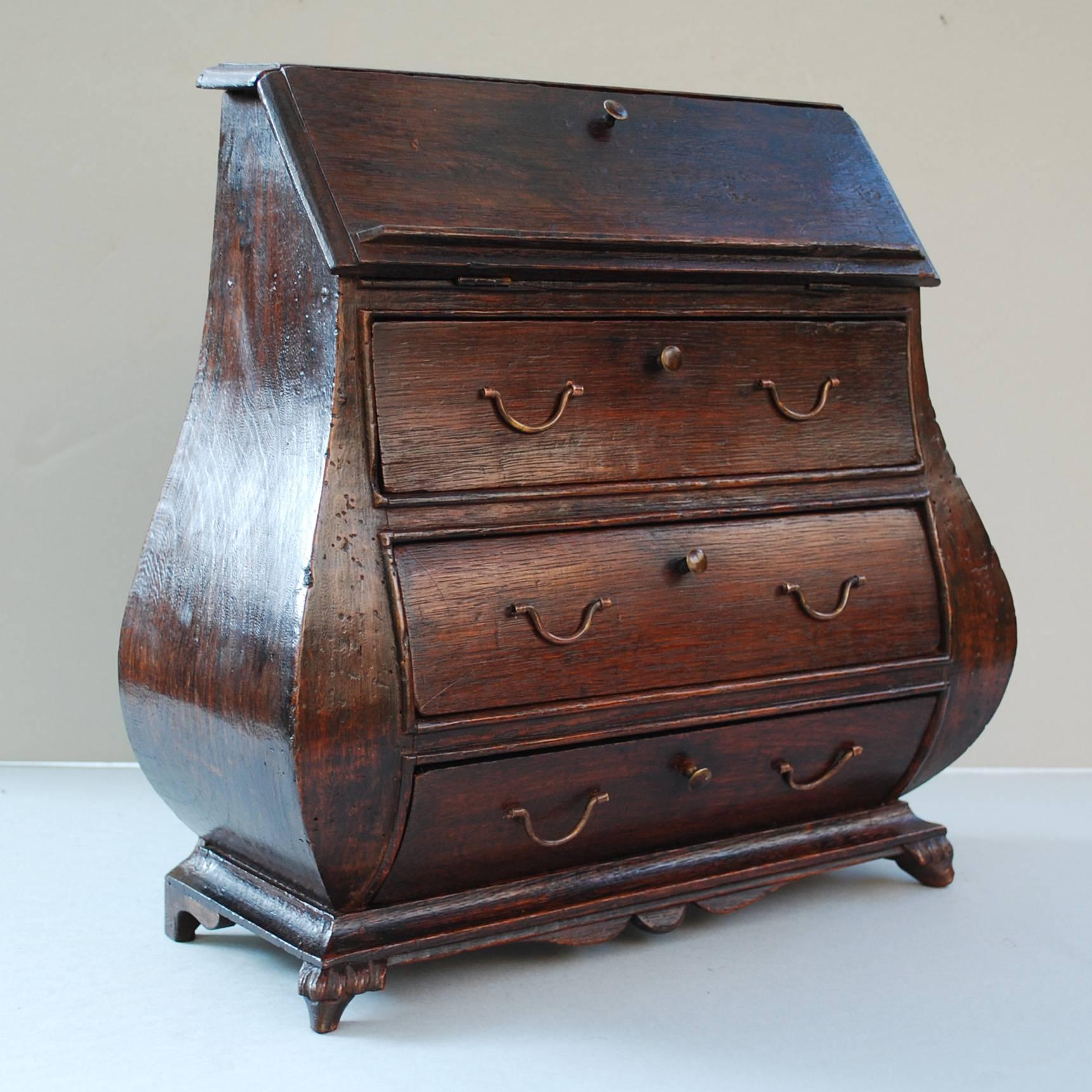 Niederländischer Miniatur-Sekretärschrank aus dem 19. Jahrhundert (Eichenholz) im Angebot
