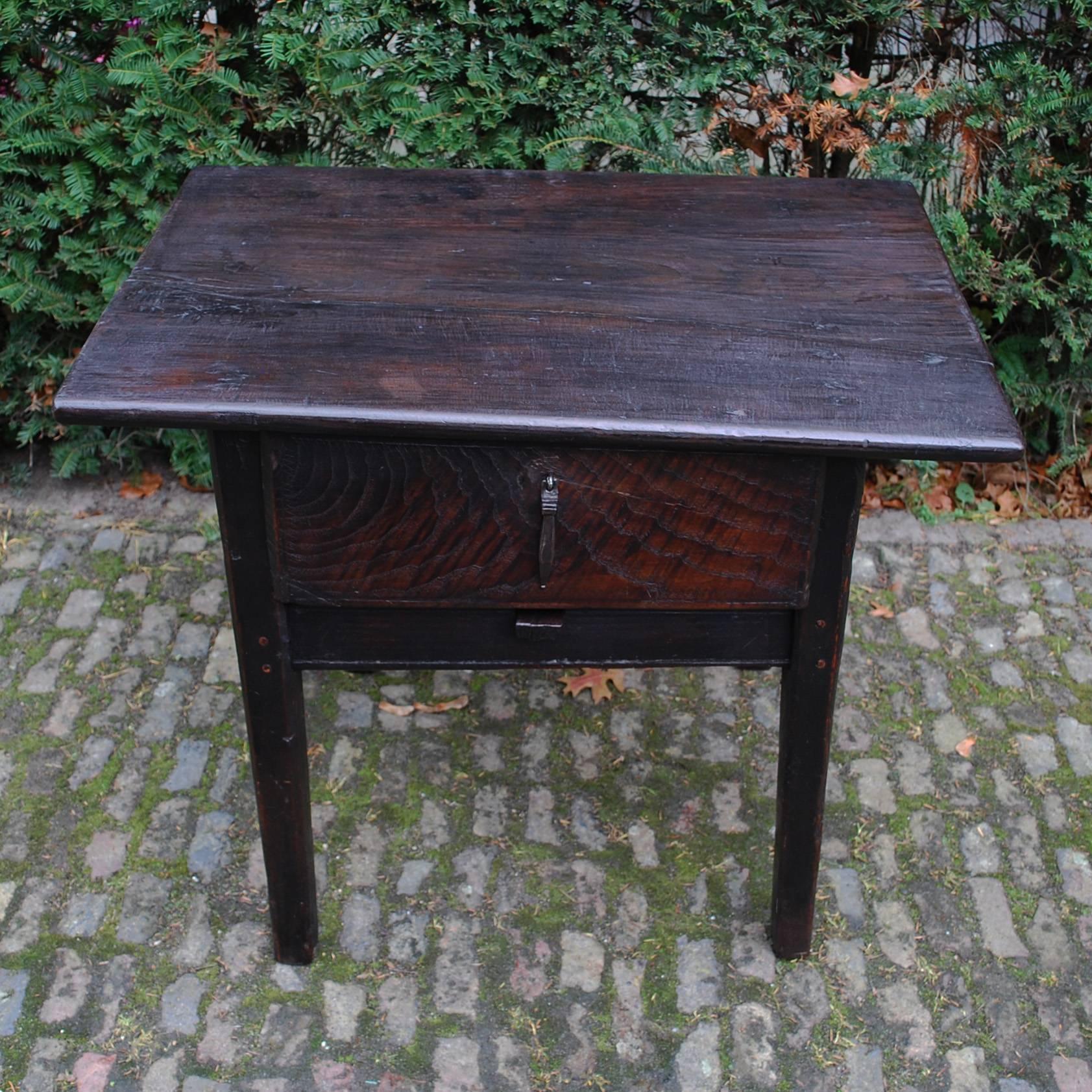 Early 19th century primitive low table / coffee table with one drawer.
Originates Spain, dating circa 1800.
(shipping costs on request, depends on destination).
 