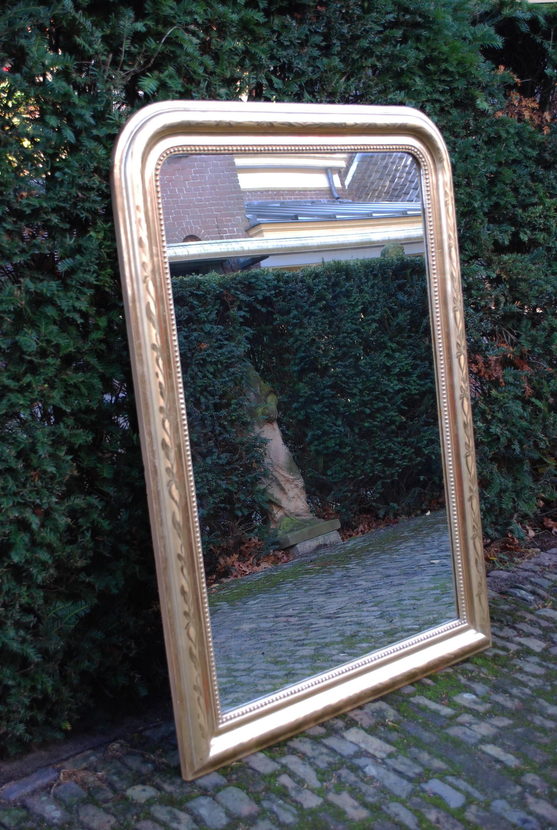 19th century gold gilded mirror with floral encarvings.
Originates France, dating circa 1880.
(Shipping costs on request, depends on destination).