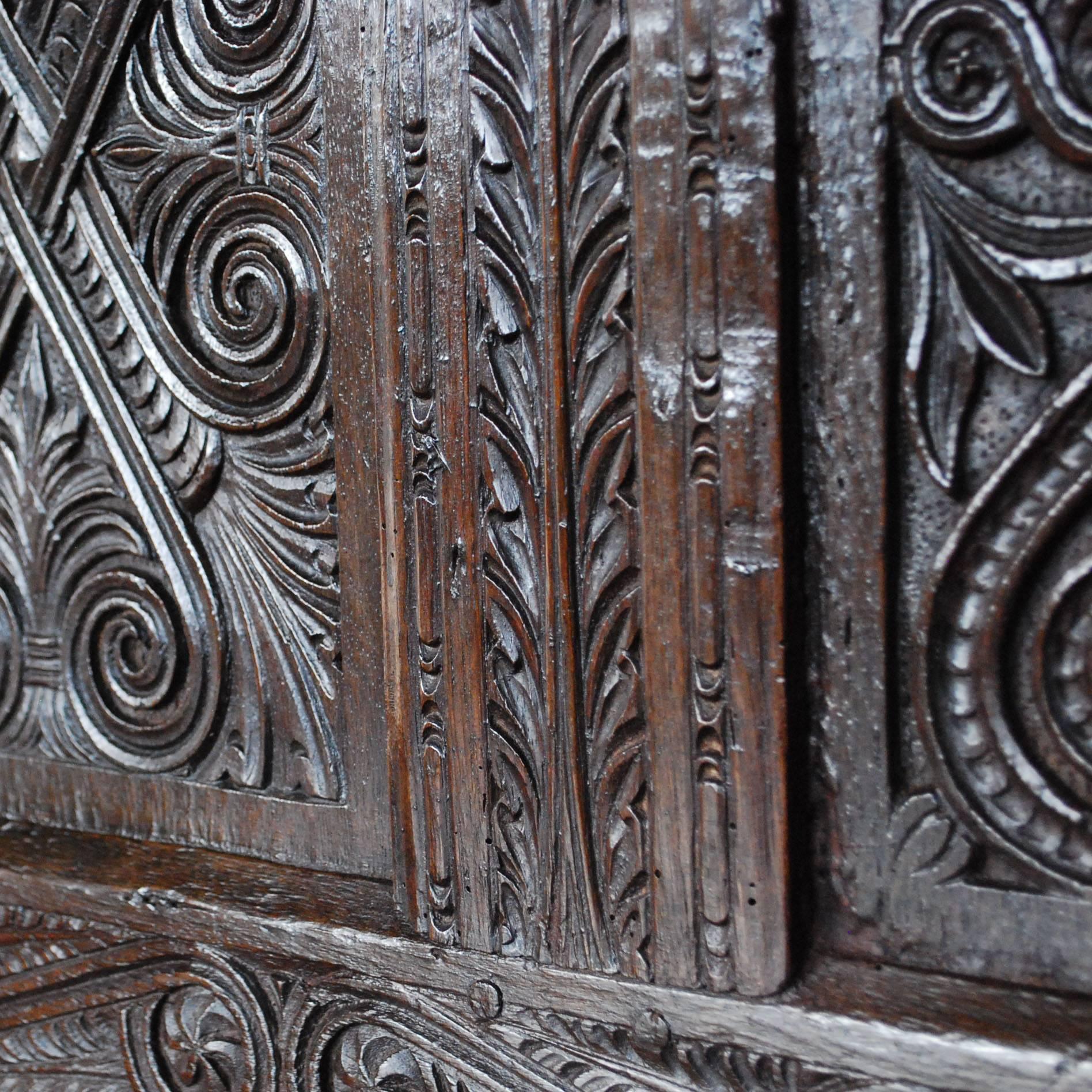 Meuble de rangement tudor en bois de chêne sculpté anglais du début du 19ème siècle en vente 2