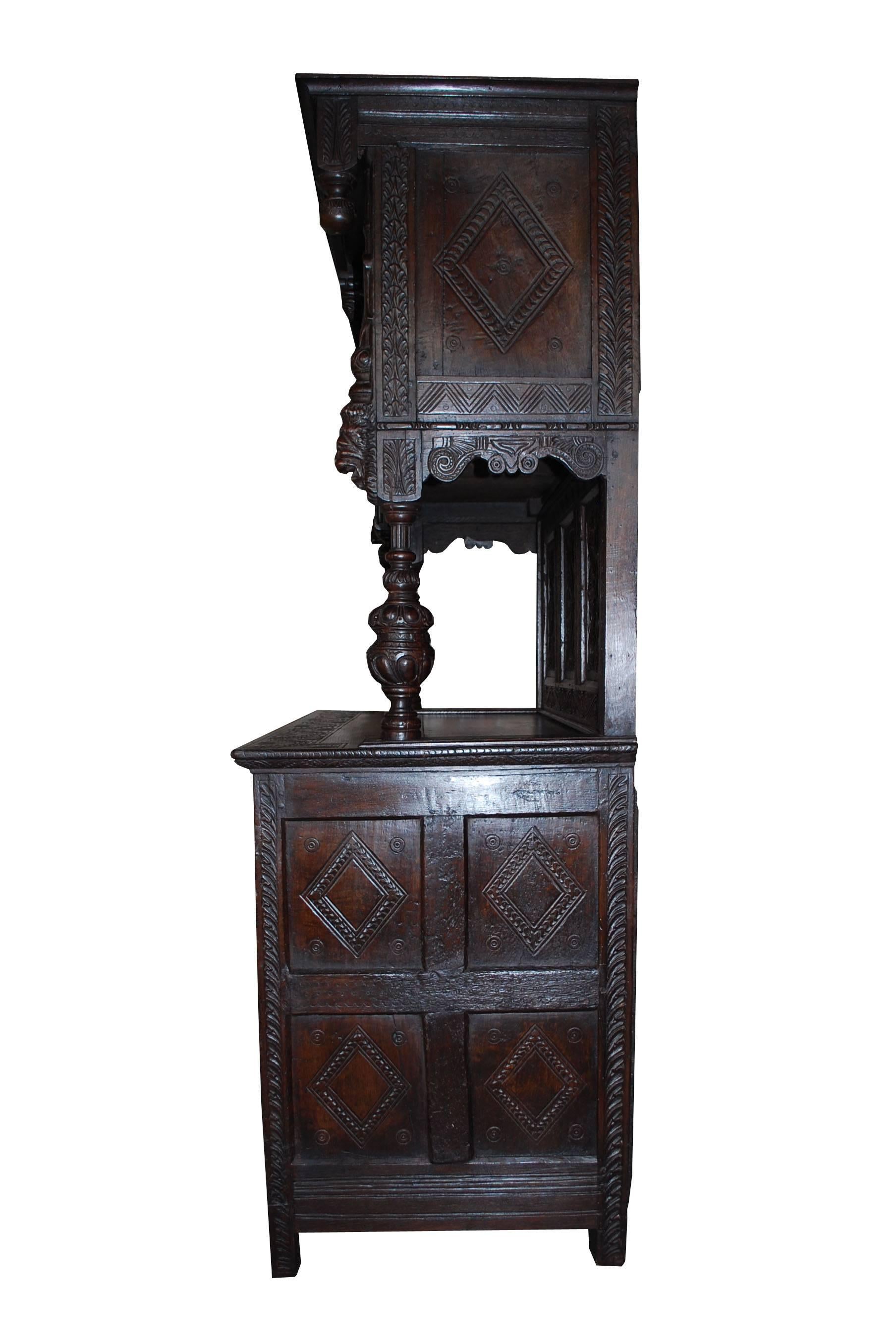 Anglais Meuble de rangement tudor en bois de chêne sculpté anglais du début du 19ème siècle en vente