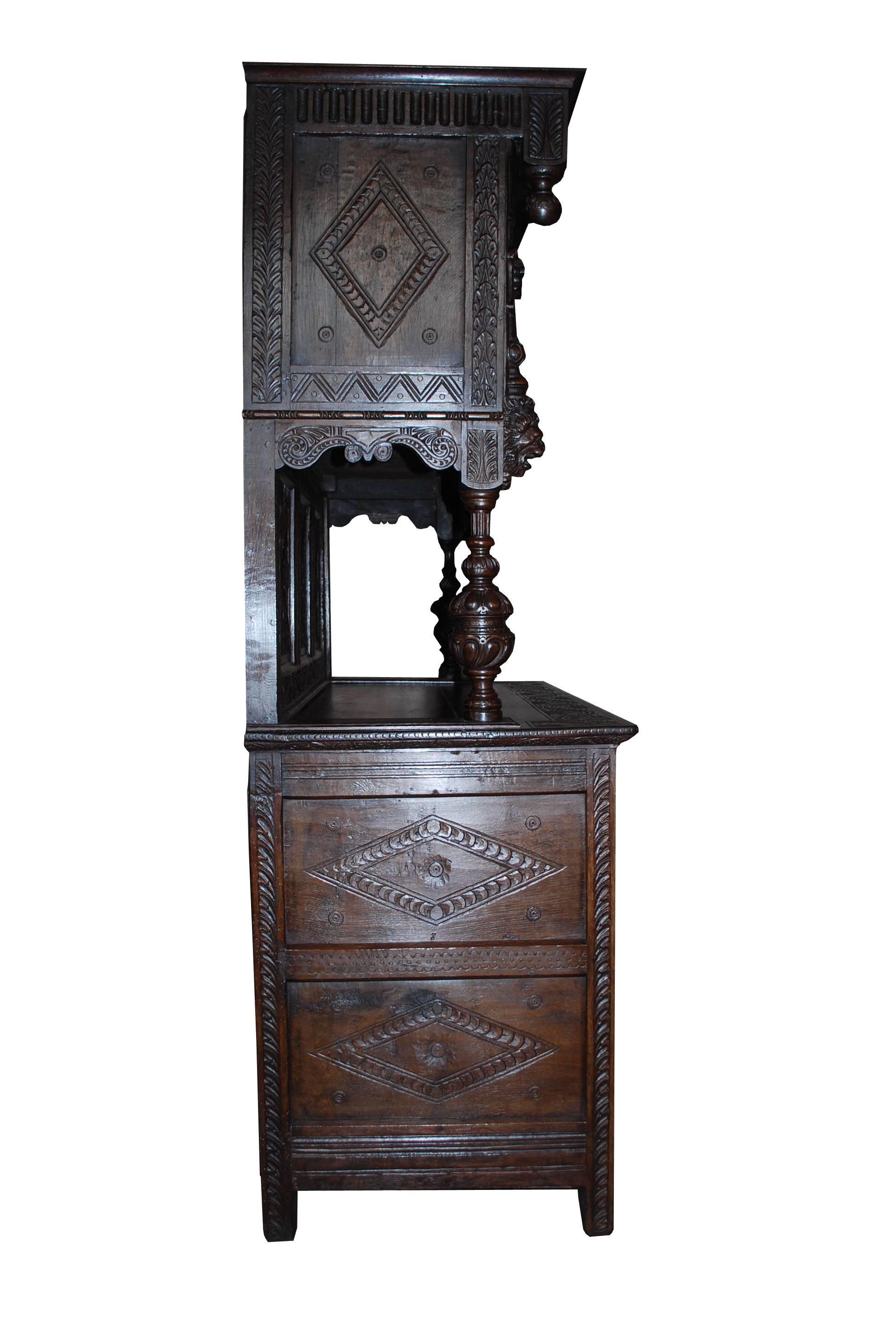 Meuble de rangement tudor en bois de chêne sculpté anglais du début du 19ème siècle Bon état - En vente à Casteren, NL