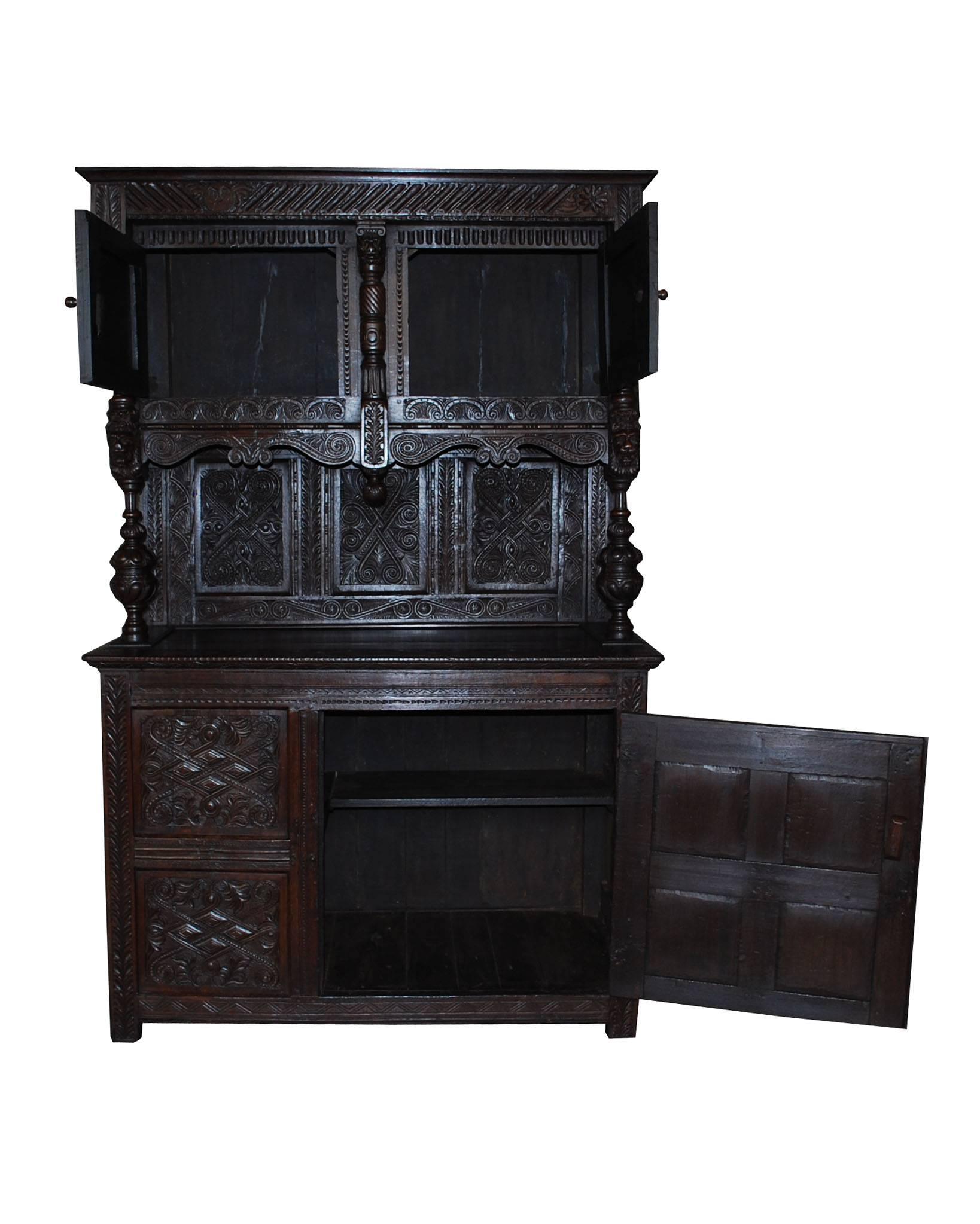 Chêne Meuble de rangement tudor en bois de chêne sculpté anglais du début du 19ème siècle en vente