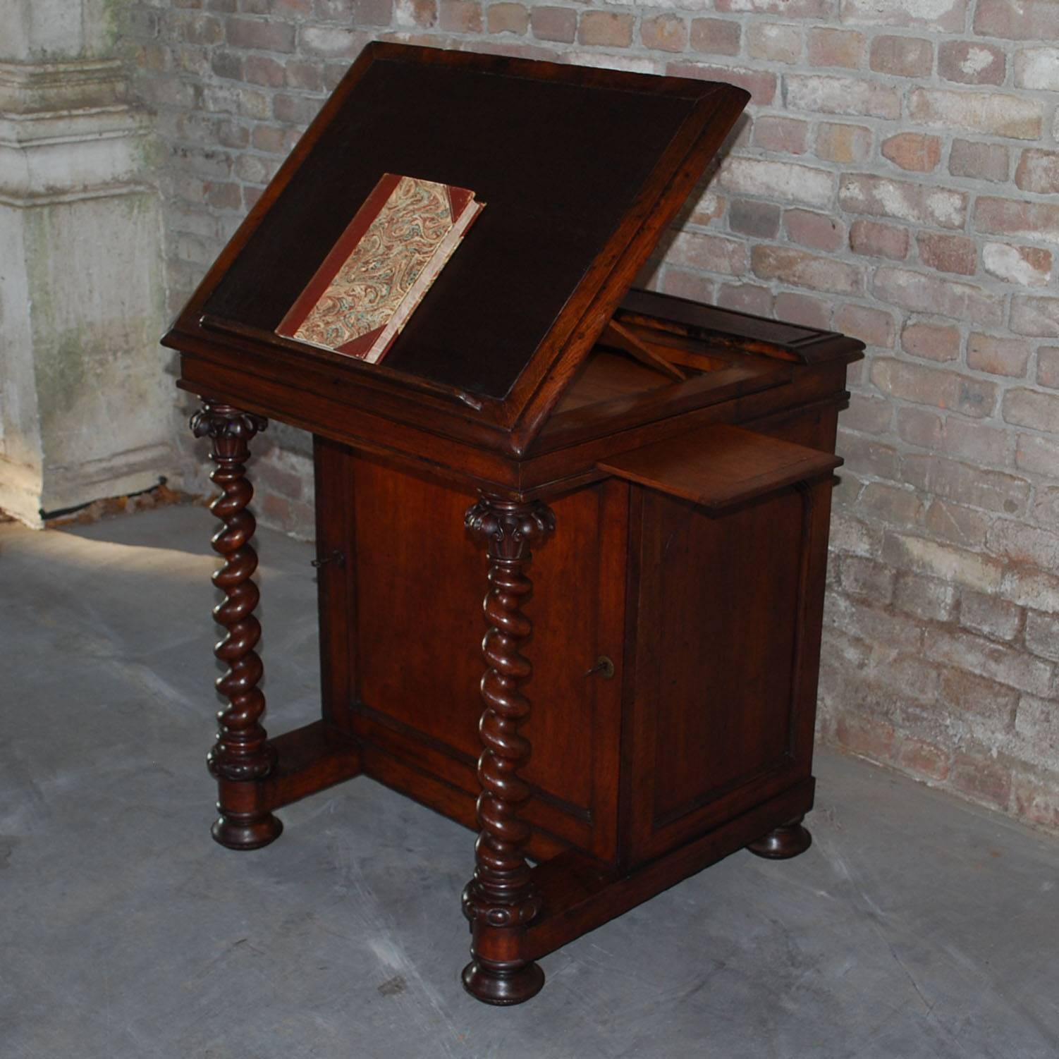 19th Century Oakwood Lectern Made by Robert Strahan In Good Condition In Casteren, NL