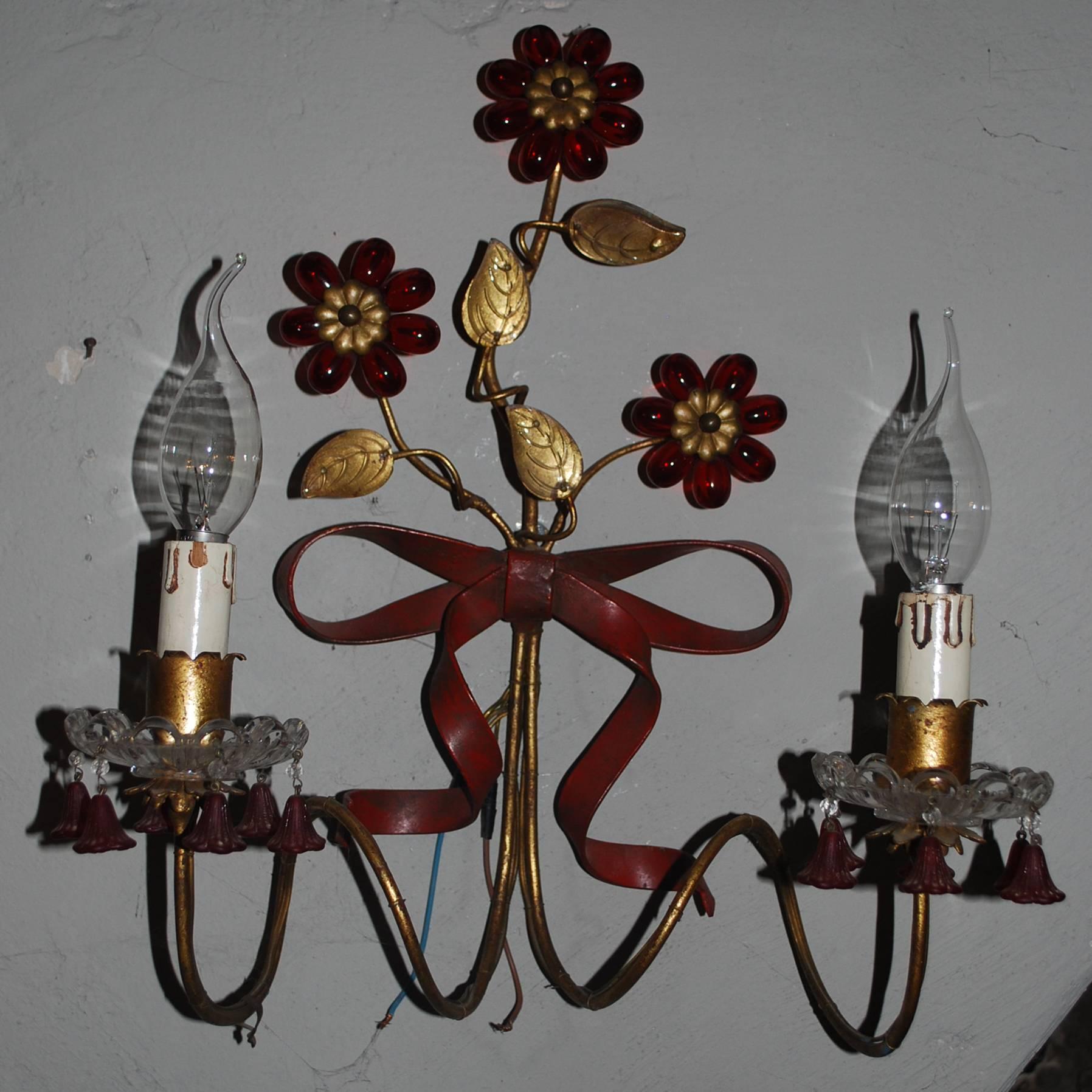 19th century brass and glass wall sconces.
Decorated with brass bow and glass flowers and leafs.
Originates France, dating approximately 1920.
(Shipping costs on request, depends on destination).