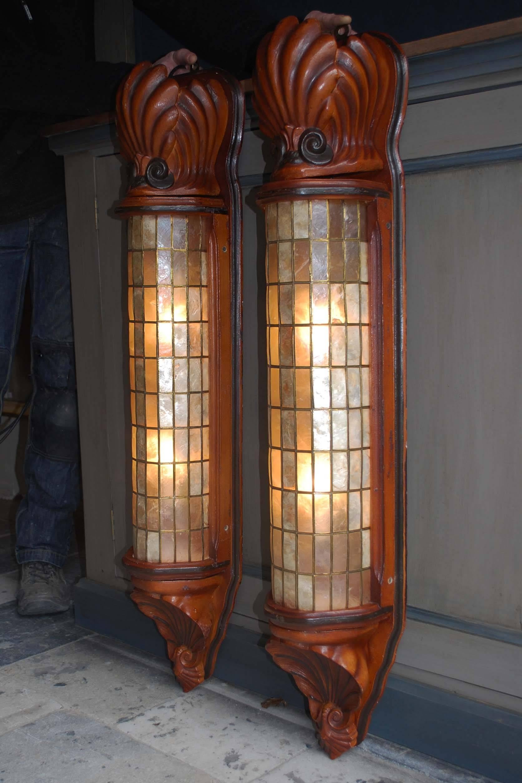 Pair of 20th century theater wall scones made from painted wood and mica (mineral).
New electric wiring. Good working condition.
Originates Belgium, circa 1950.
(Shipping costs on request, depends on destination).
