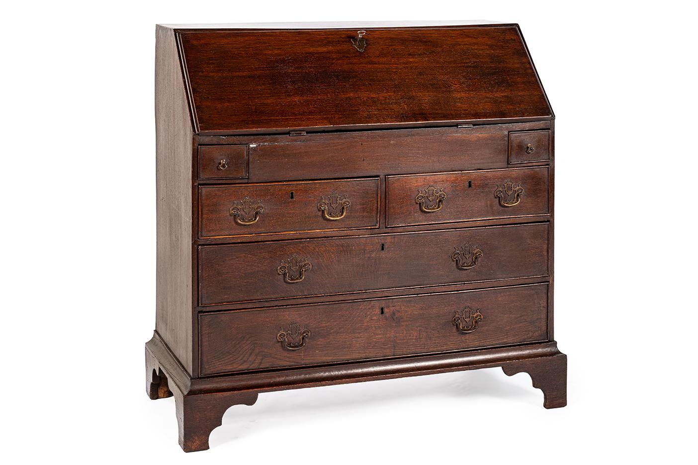 Questa scrivania inglese con fronte inclinato, realizzata intorno al 1800, è un ottimo esempio di mobile tardo georgiano (circa 1760-1820). Questo stile è caratterizzato da un'eleganza sobria, linee pulite e un'artigianalità raffinata, che unisce la