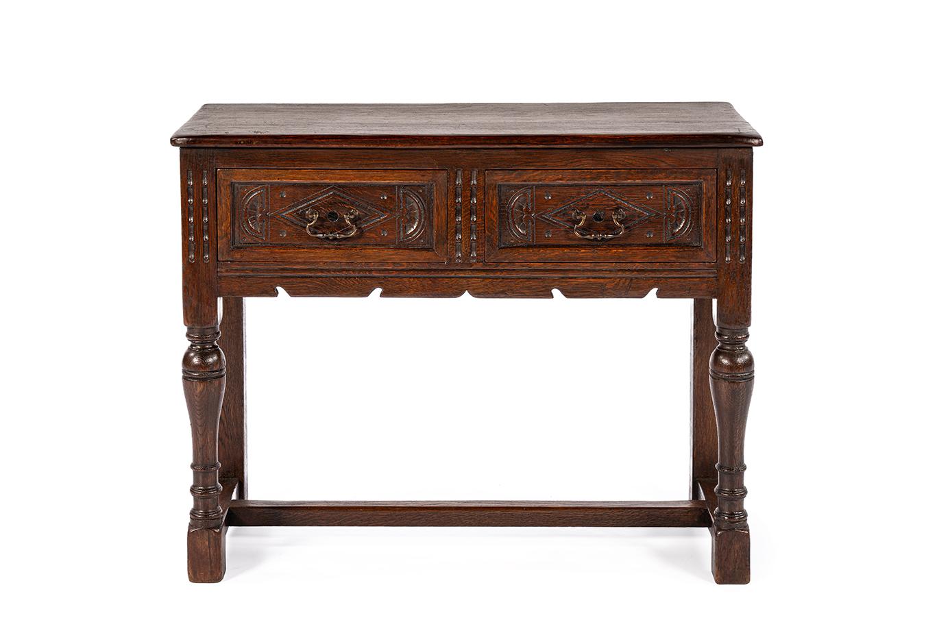 
Questo raffinato tavolino, realizzato intorno al 1910 dal rinomato produttore di mobili olandese Pander, combina un'eccezionale maestria con un'eleganza senza tempo. Realizzato in rovere massiccio, presenta una tinta marrone caldo rifinita con