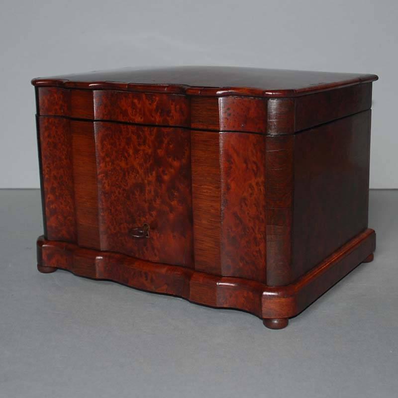 19th Century Black Walnut and Mahogany Humidor In Good Condition In Casteren, NL