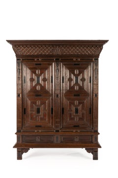Armadio olandese del XVII secolo in rovere con pannelli geometrici e cornice riccamente intagliata