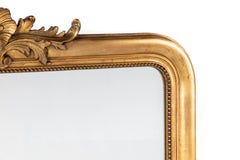 Specchio francese in legno dorato dell'epoca di Luigi Filippo con discreto stemma intagliato, 1870 circa