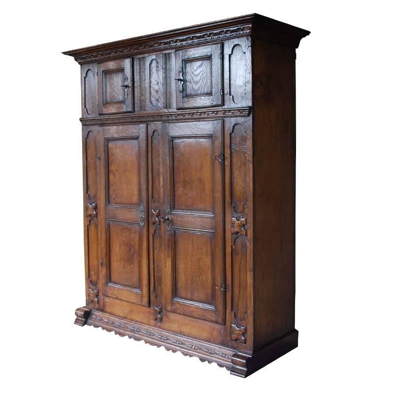 schrank aus massivem Eichenholz, 18. Jahrhundert.
Dieser Schrank wurde von Hand geschnitzt und hat vier Türen.
Stammt aus Deutschland (Nordrhein Westfalen), Datierung ca. 1720.
(Versandkosten auf Anfrage, abhängig vom Zielort)