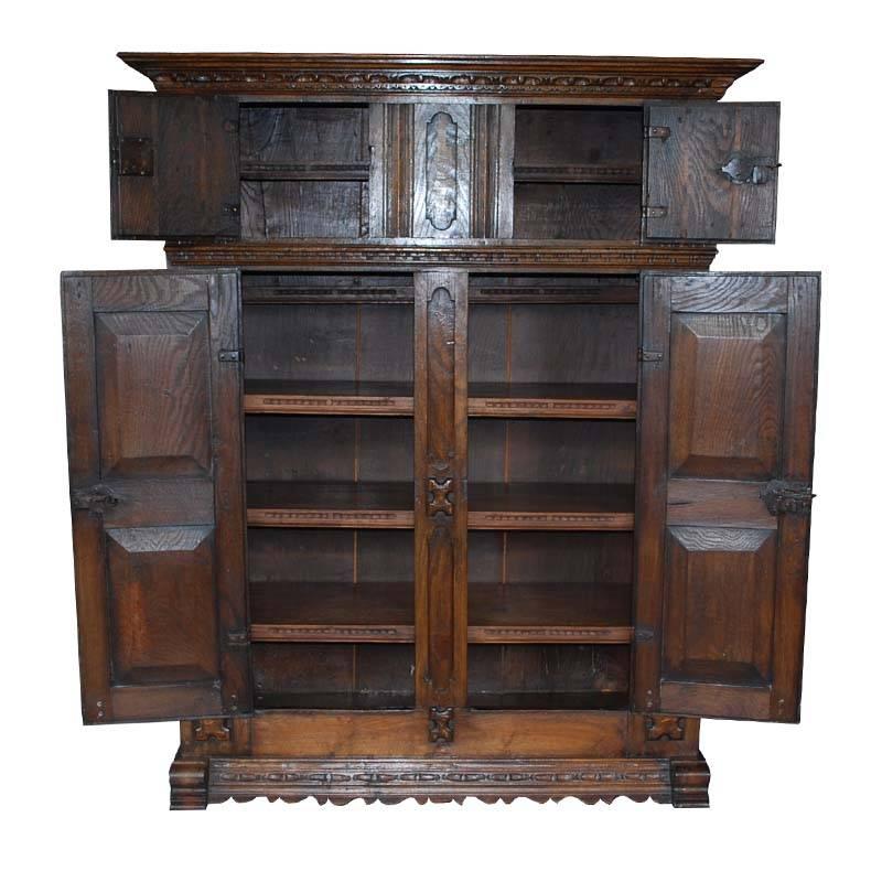 Early 18th Century Hand-Carved Oakwood Cabinet In Good Condition For Sale In Casteren, NL