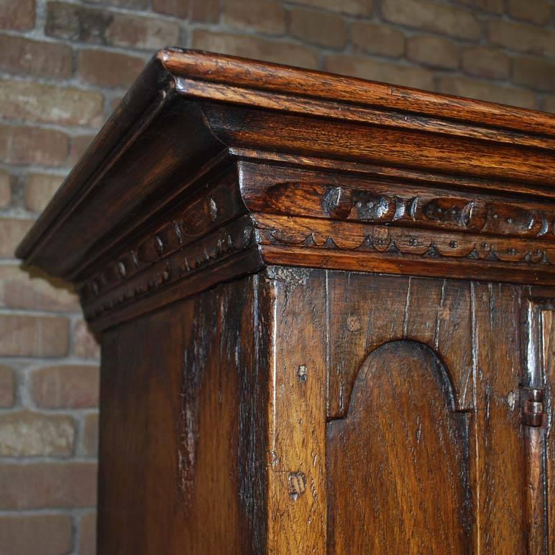 Early 18th Century Hand-Carved Oakwood Cabinet For Sale 1