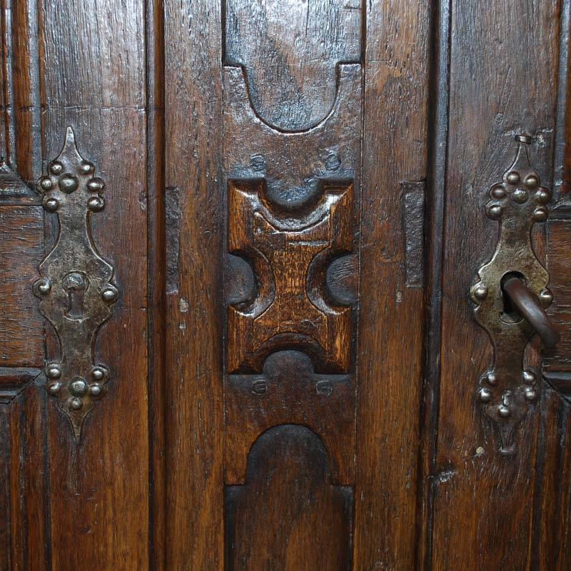 Early 18th Century Hand-Carved Oakwood Cabinet For Sale 2