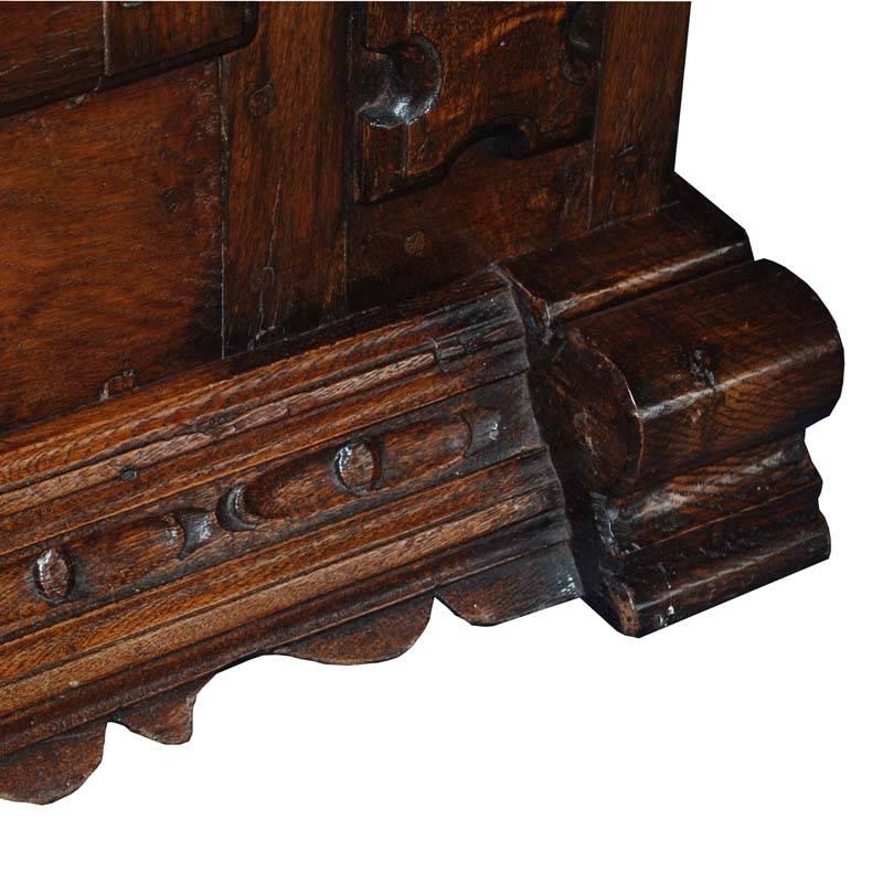 Early 18th Century Hand-Carved Oakwood Cabinet For Sale 3