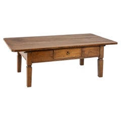 Rara mesa de centro de estilo provincial francés del siglo XIX, de madera de cerezo con patas de roble