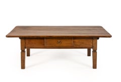 Rara mesa de centro de estilo provincial francés del siglo XIX, de madera de cerezo con patas de roble