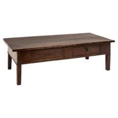 Table basse espagnole ancienne en châtaignier, avec un plateau en une seule planche très usé