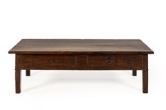 Table basse espagnole ancienne en châtaignier, avec un plateau en une seule planche très usé