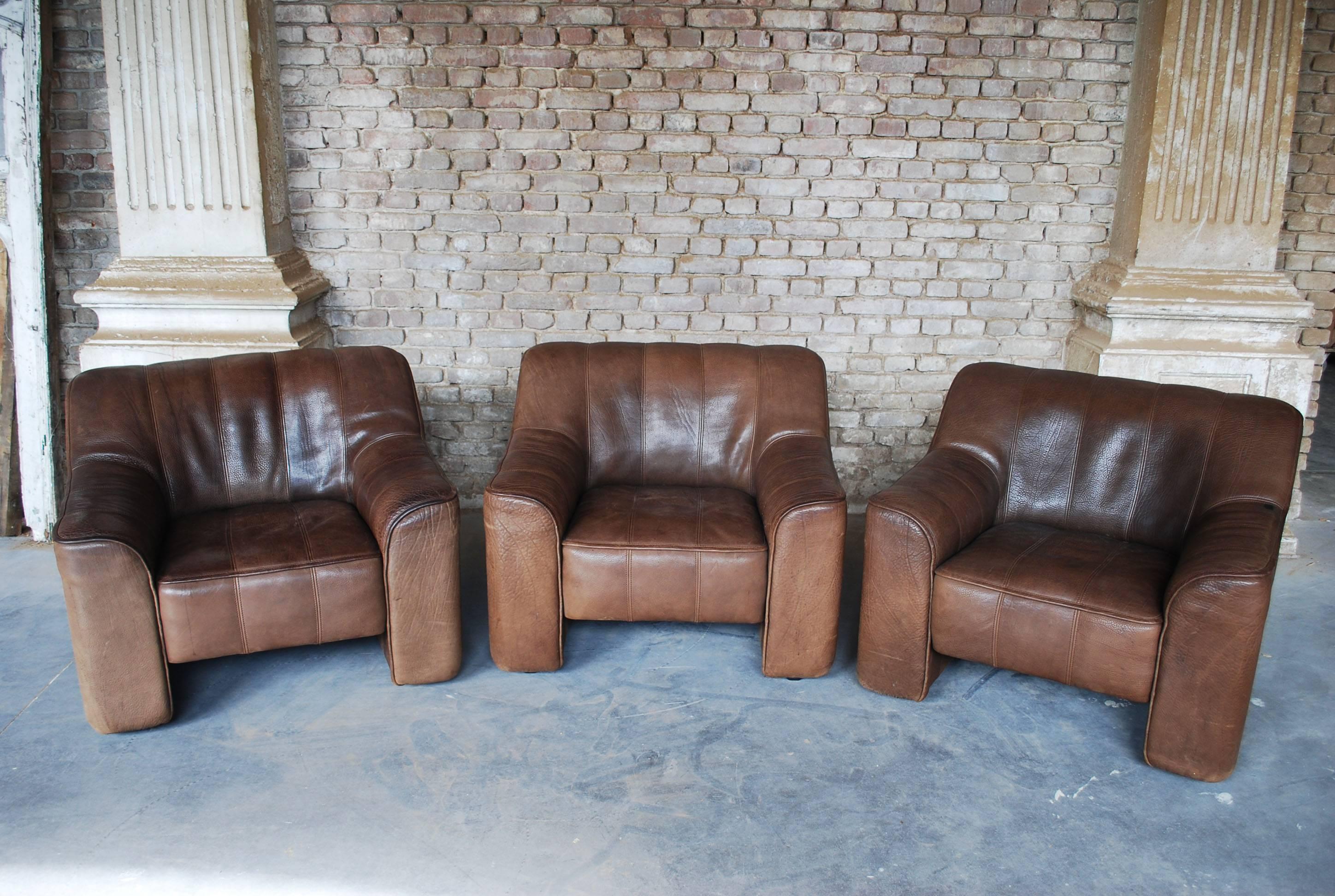 Set of three lounge chairs and one ottoman made by De Sede.
Beautiful thick buffalo neck leather
Chairs are extendable.
Excellent vintage condition.
Dimensions ottoman: 55 x 60 x 35 cm.
(Shipping costs on request, depends on destination).